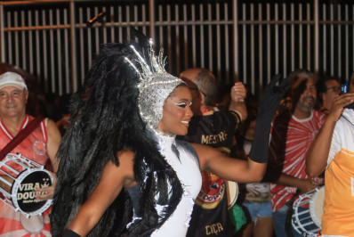 Erika Januza mostra samba no pé no ensaio de rua da Viradouro