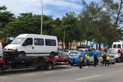 Detro-RJ apreende cinco vans em praias da Zona Oeste por transporte irregular
