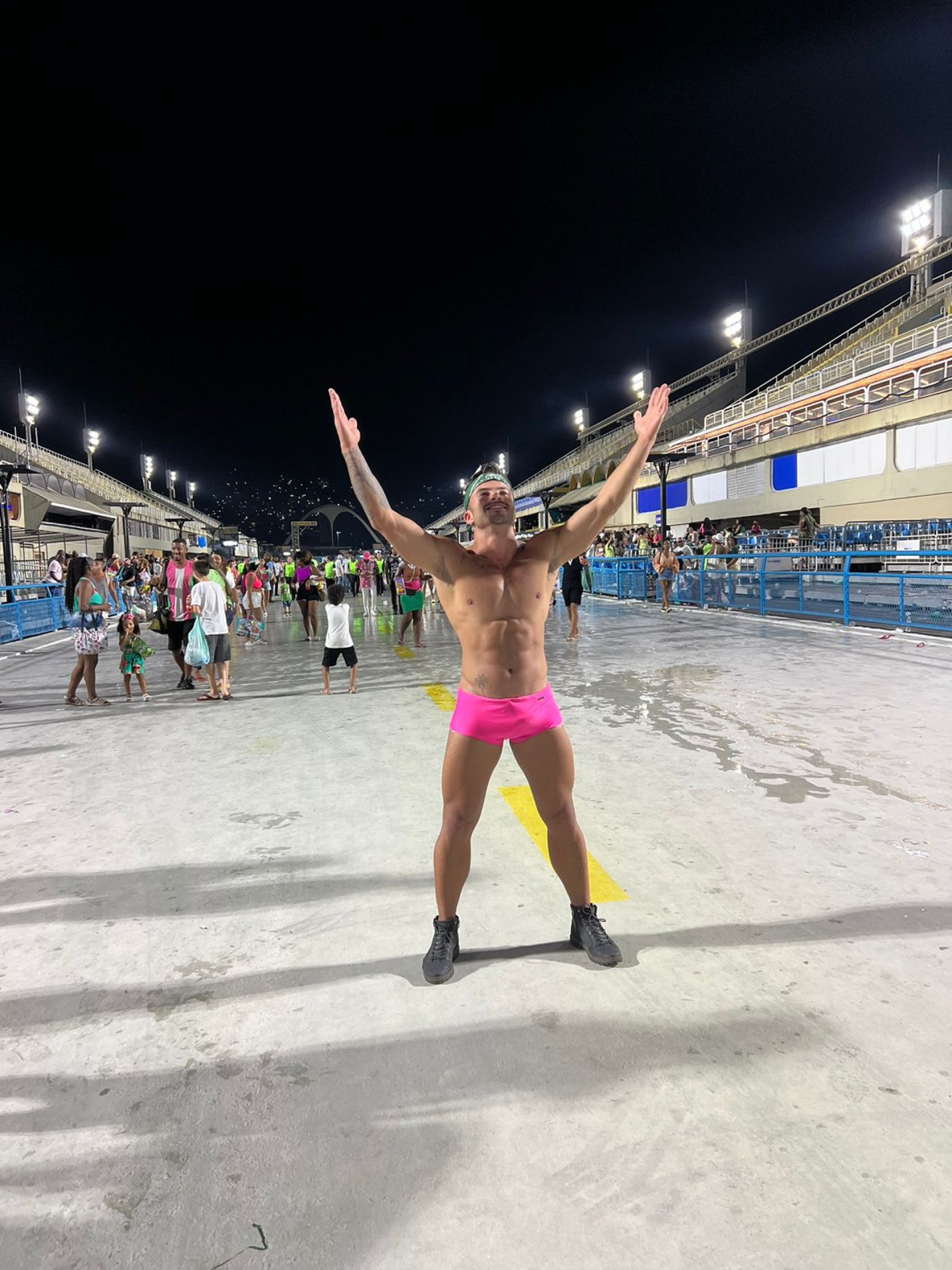 Pelad&atilde;o do BBB ataca na avenida