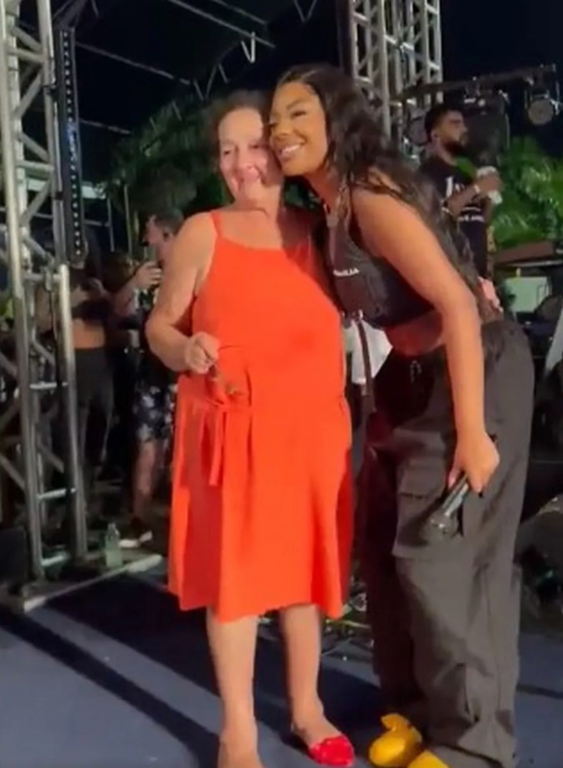 Ludmilla posa para foto com Dona Angélica  - Reprodução/Twitter
