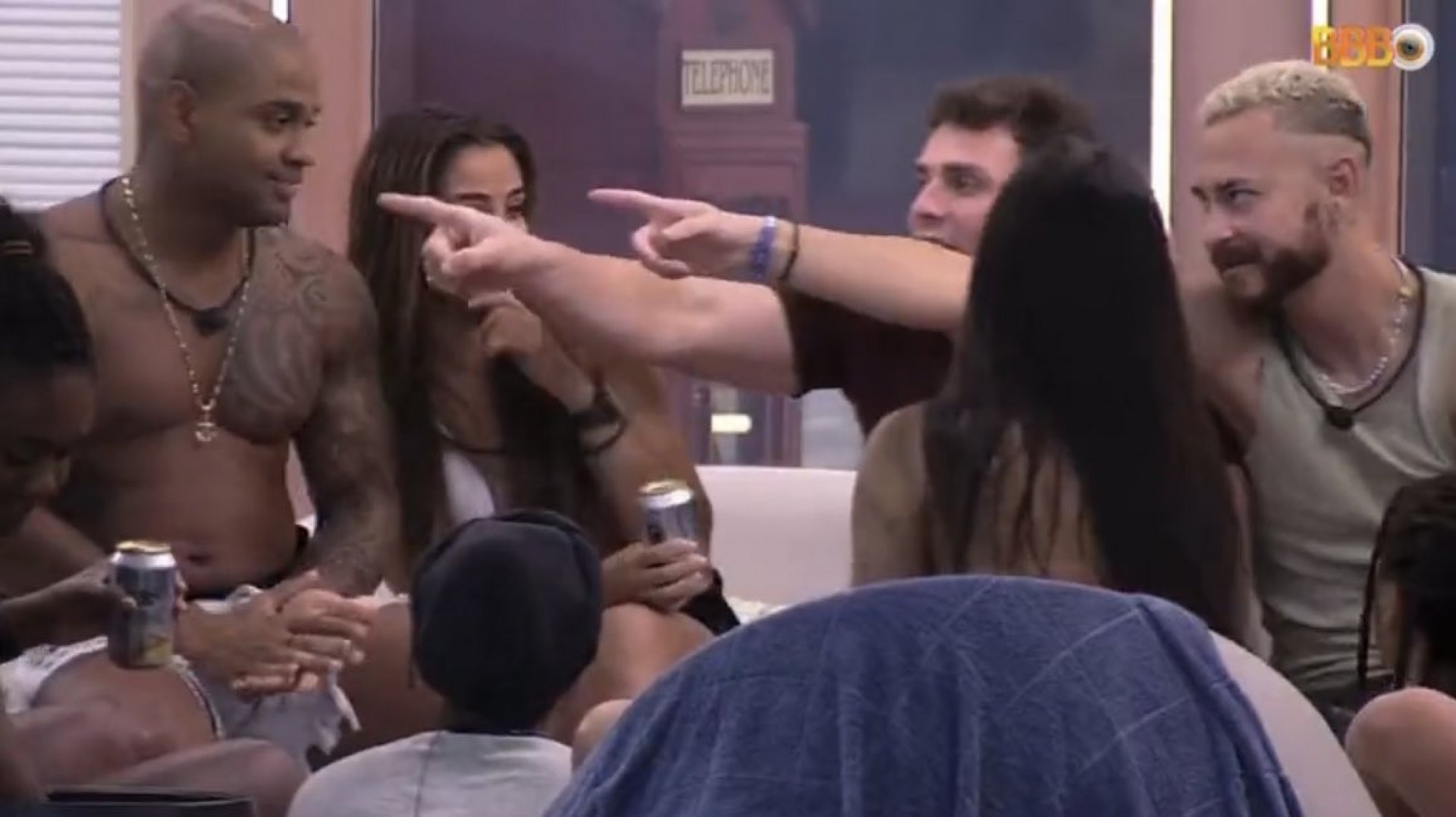 Gustavo e Fred, que ficam com Key e Larissa, brincam com Cezar após ele revelar interesse nas meninas - Reprodução