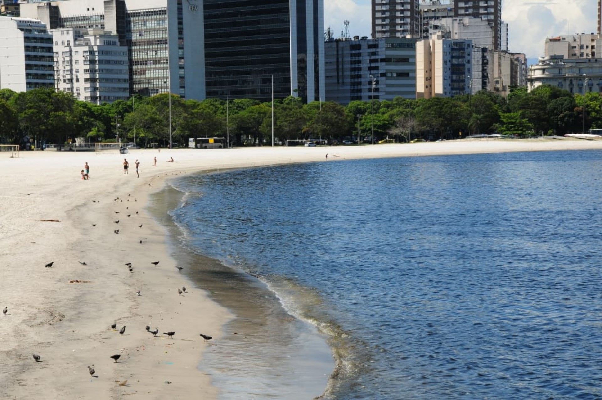 Cariocas aproveitaram manhã de céu aberto para passear na Praia de Botafogo, na Zona Sul, com a vista para o Morro do Pão de Açúcar - Estefan Radovicz / Agência O Dia