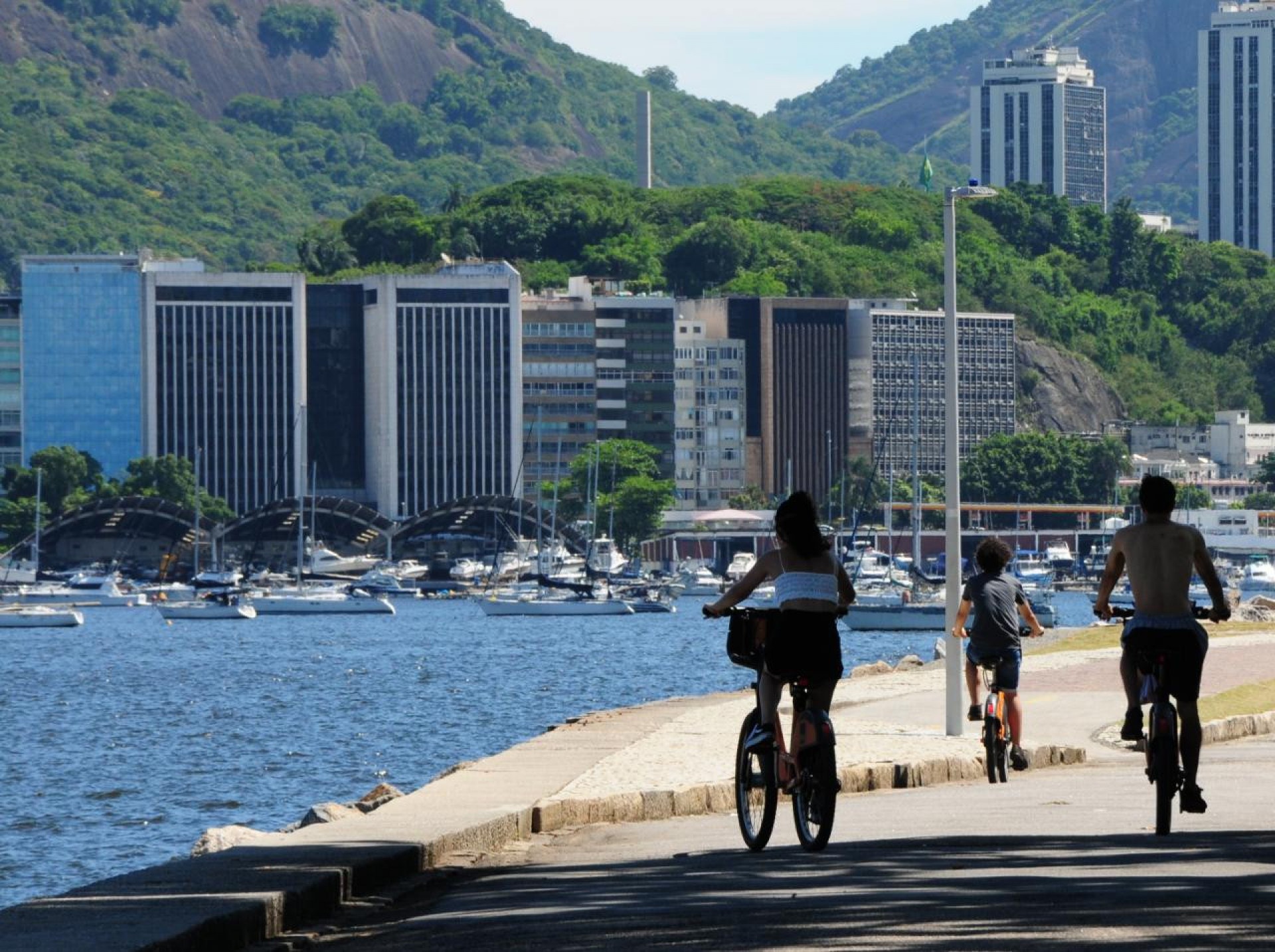 Cariocas aproveitaram manhã de céu aberto para passear na Praia de Botafogo, na Zona Sul, com a vista para o Morro do Pão de Açúcar - Estefan Radovicz / Agência O Dia