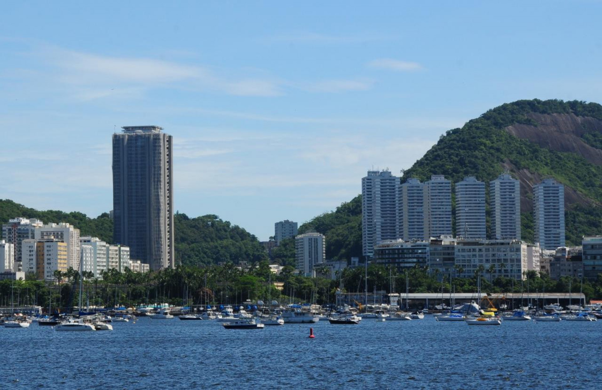 Cariocas aproveitaram manhã de céu aberto para passear na Praia de Botafogo, na Zona Sul, com a vista para o Morro do Pão de Açúcar - Estefan Radovicz / Agência O Dia