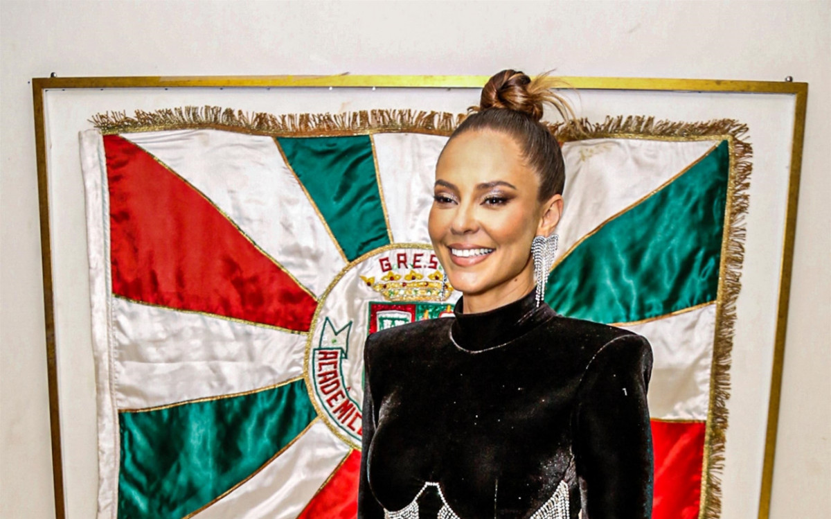 Rainha de bateria, Paolla Oliveira marcou presen&ccedil;a no ensaio na quadra da Grande Rio