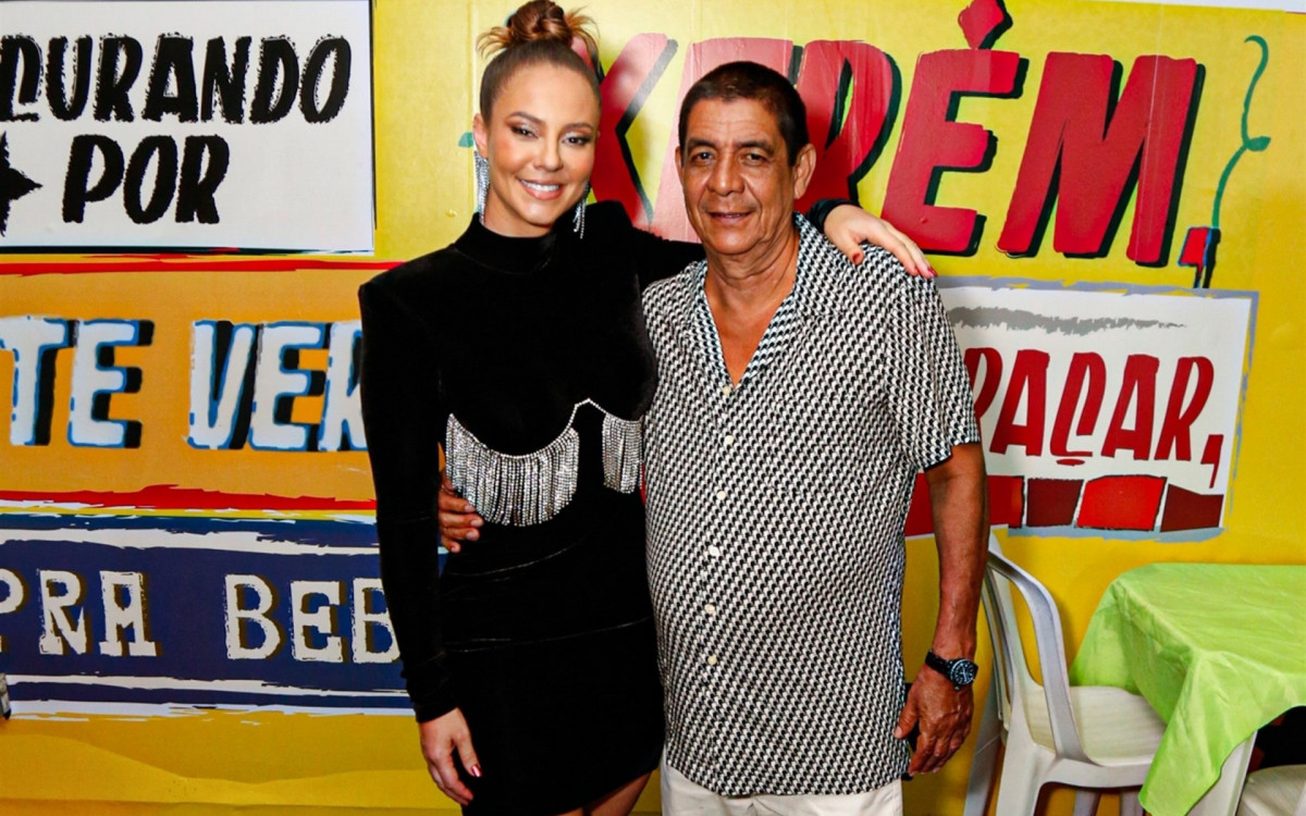 Paolla Oliveira posou com Zeca Pagodinho antes do ensaio na quadra da escola Grande