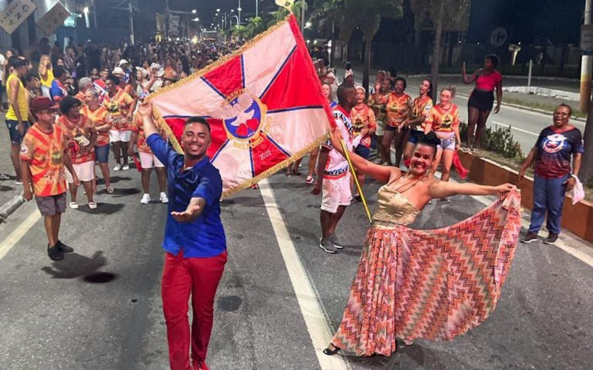 O primeiro ensaio geral acontece na reta do Shopping Carrefour na entrada de Belford Roxo