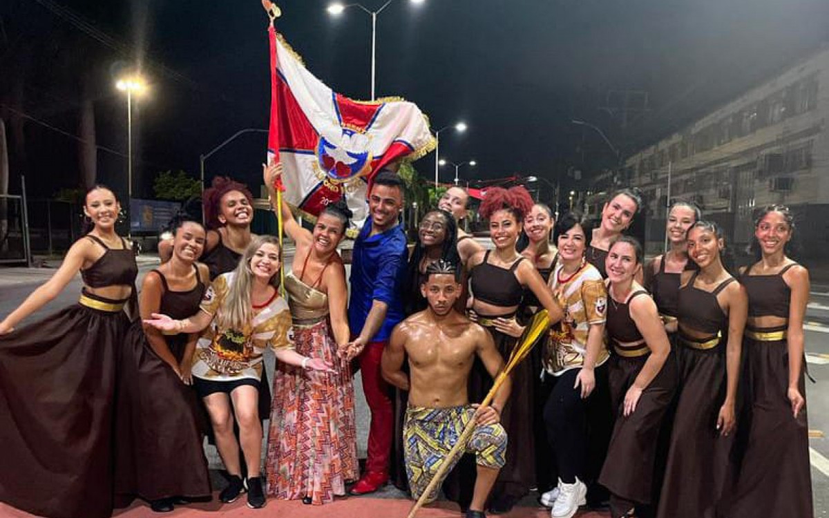 Componentes da Inocentes de Belford Roxo durante ensaio de rua, no Centro.