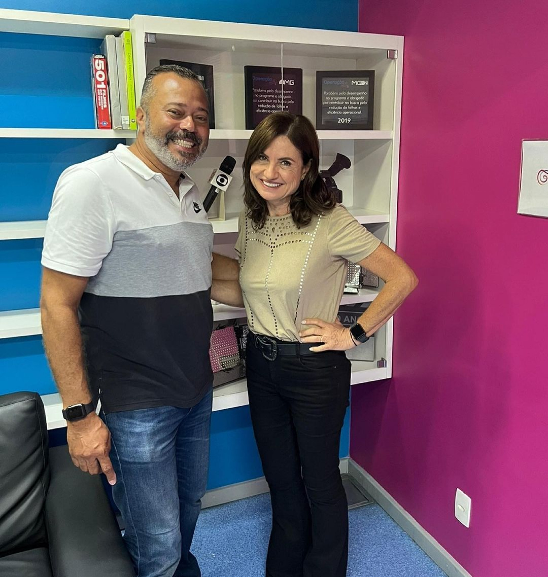 Em tom de despedida, Isabela Scalabrini postou fotos com a equipe no Instagram nesta segunda-feira - Reprodução Internet