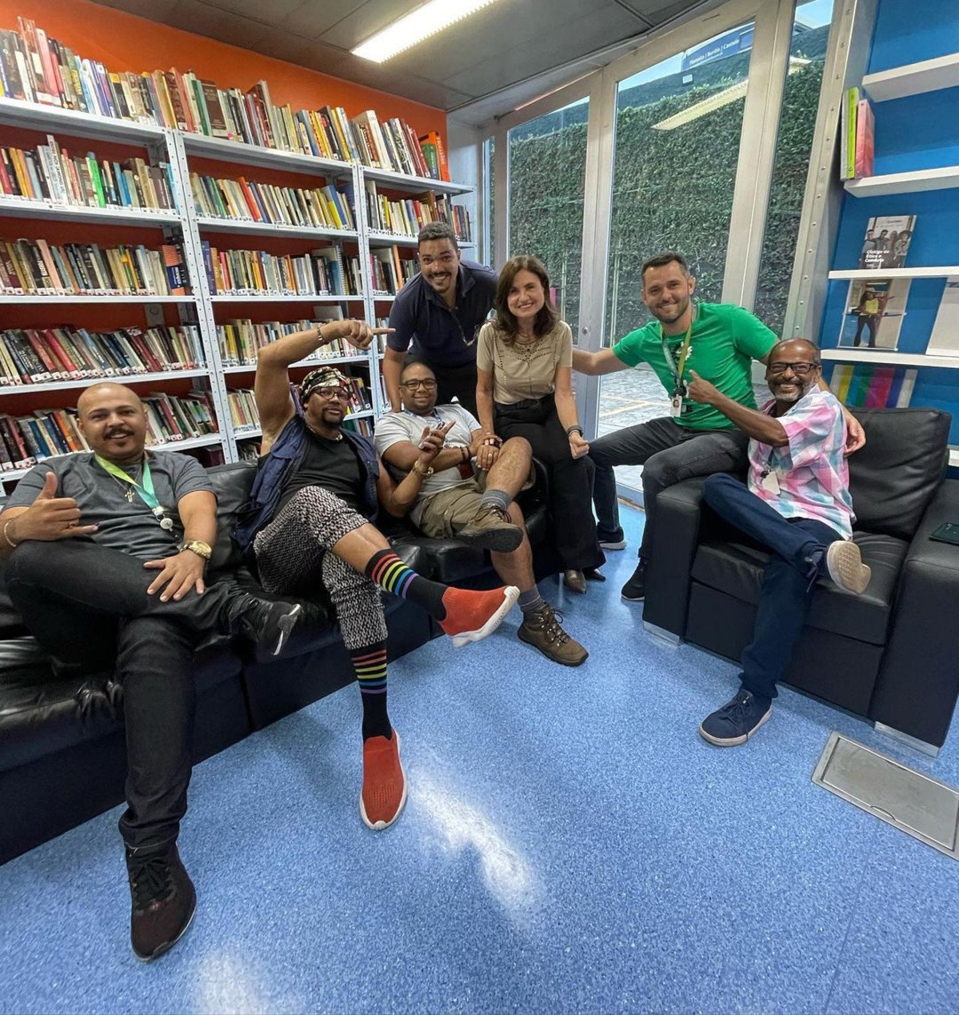 Em tom de despedida, Isabela Scalabrini postou fotos com a equipe no Instagram nesta segunda-feira - Reprodução Internet