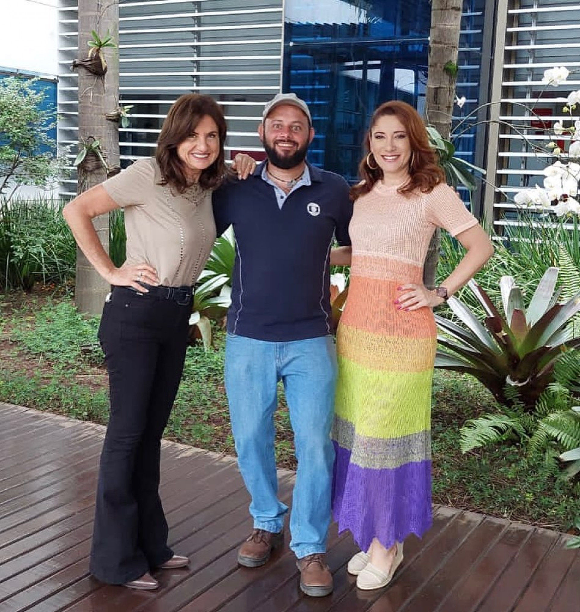 Em tom de despedida, Isabela Scalabrini postou fotos com a equipe no Instagram nesta segunda-feira - Reprodução Internet