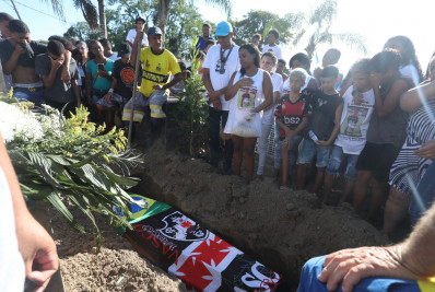 Homenagens marcam enterro das vítimas de acidente de ônibus com clube de Caxias