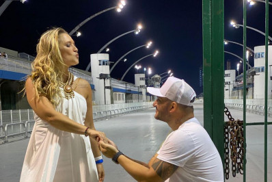 Comentarista da Globo é pedida em casamento no sambódromo do Anhembi