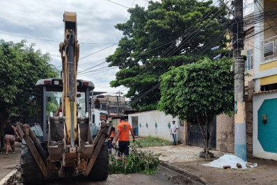 Bairro Santa Terezinha recebe equipes de serviços públicos para limpeza