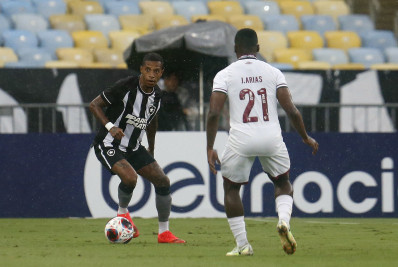 Tchê Tchê fala sobre ser ambidestro e exalta importância de vitória em clássico: 'Sempre bom'