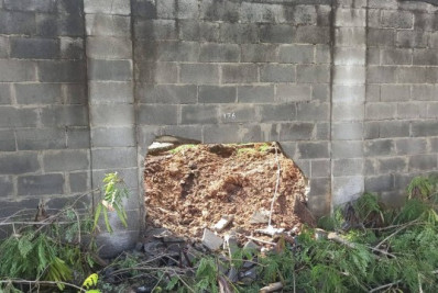 Agentes encontram buraco em muro atrás de cadeia de onde presos fugiram em Bangu