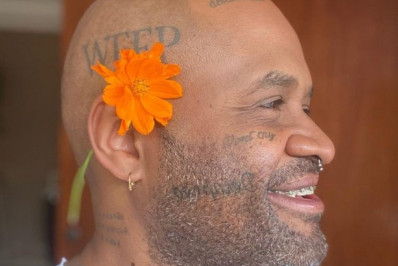 Músico de Os Travessos desmaia no palco e revela motivo