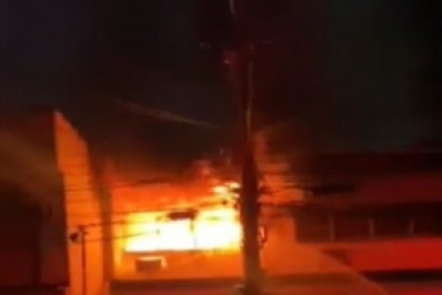 Corpo de Bombeiros contêm incêndio em casa, em Nilópolis