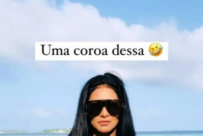 Simaria posa com biquíni decotado e se elogia: 'Uma coroa dessa'