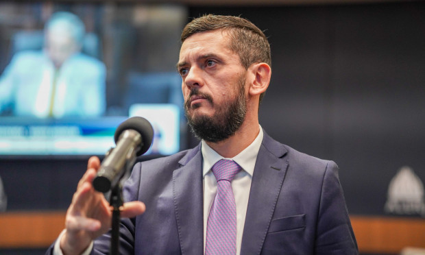 Moraes concede liberdade a Rodrigo Bacellar e impõe tornozeleira e afastamento de cargo na Alerj