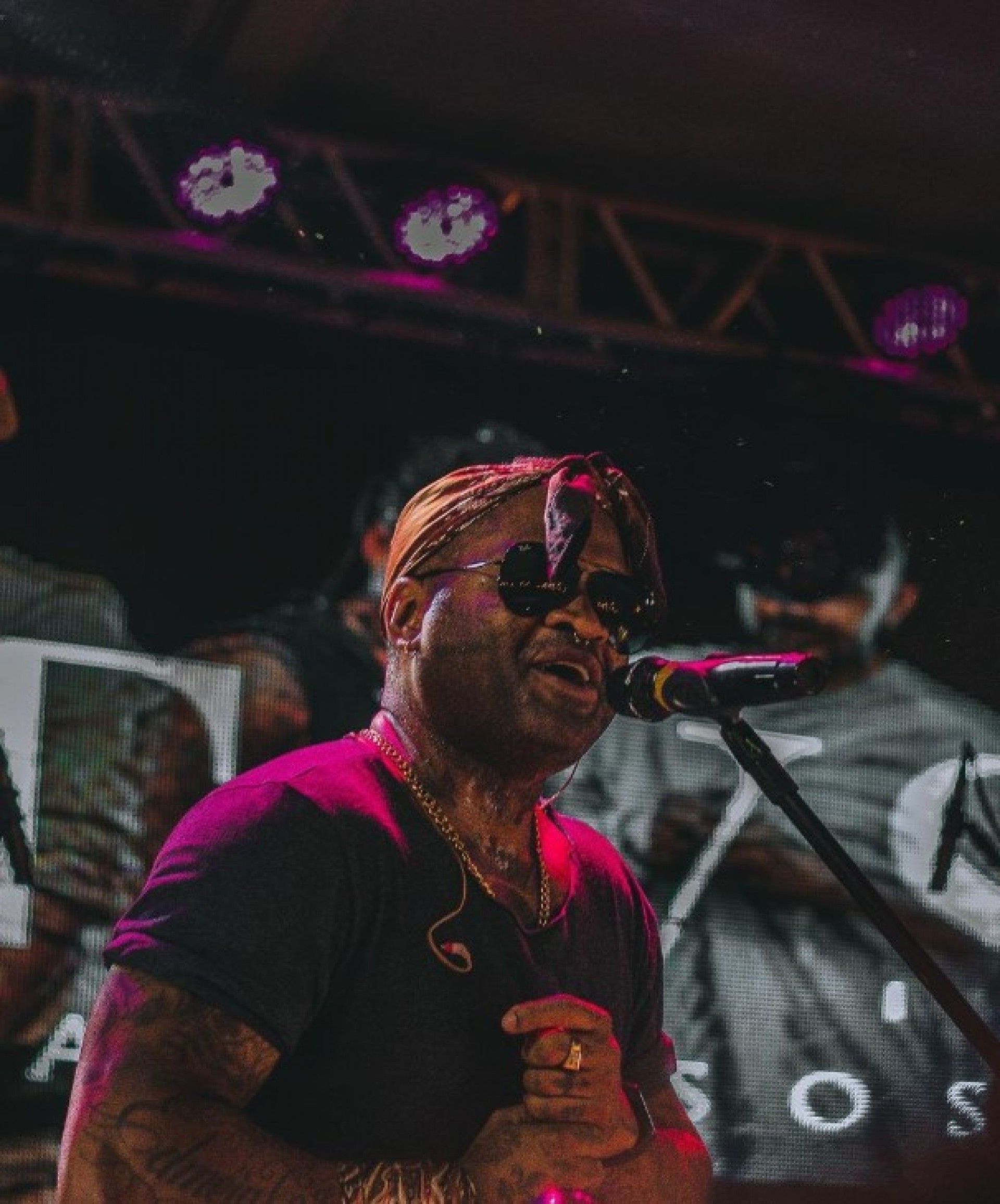 Chorão, do grupo Os Travessos, desmaia no palco - Reprodução/Instagram