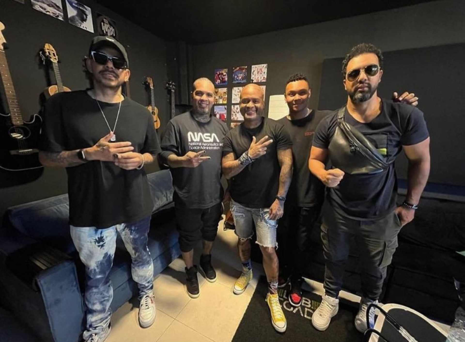 Chorão, do grupo Os Travessos, desmaia no palco - Reprodução/Instagram