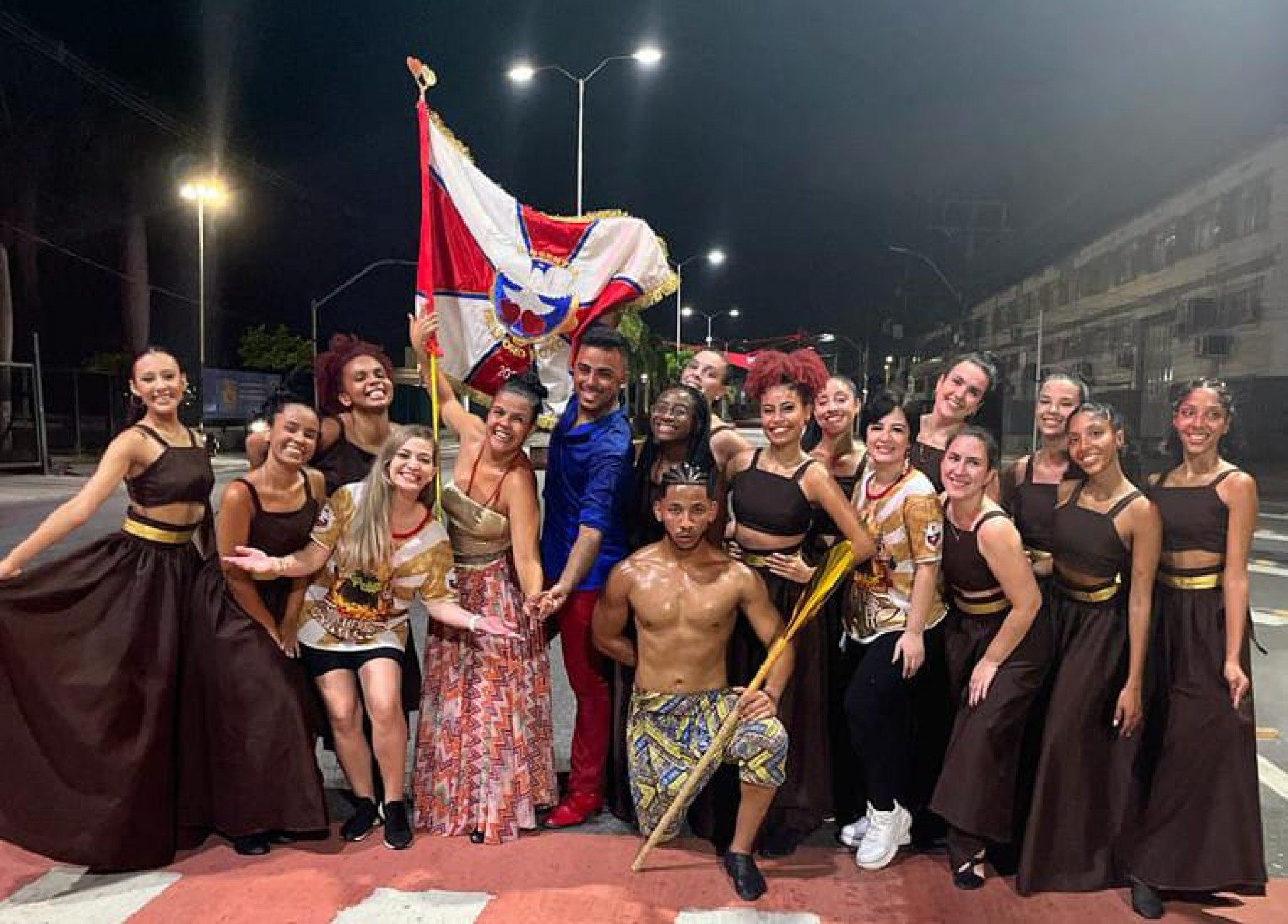 Componentes da Inocentes de Belford Roxo durante ensaio de rua, no Centro. - Divulga&ccedil;&atilde;o