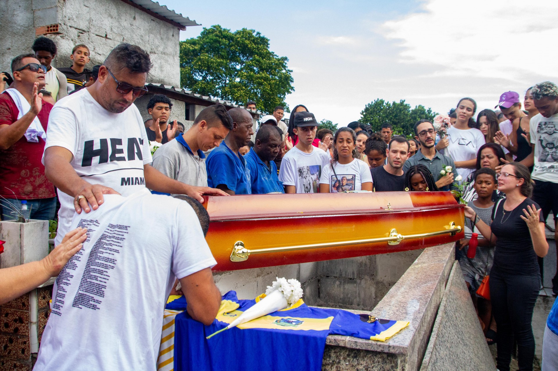 Sepultamento de Andrey Viana da Costa, de 15 anos na tarde dessa terça-feia (31) no cemitério do Anil (nossa senhora das Graças), Duque de Caxias, baixada Fluminense, morto no acidente de ônibus no último dia (30). O time, que voltava da Copa Nacional...
 - Érica Martin/Agência O Dia