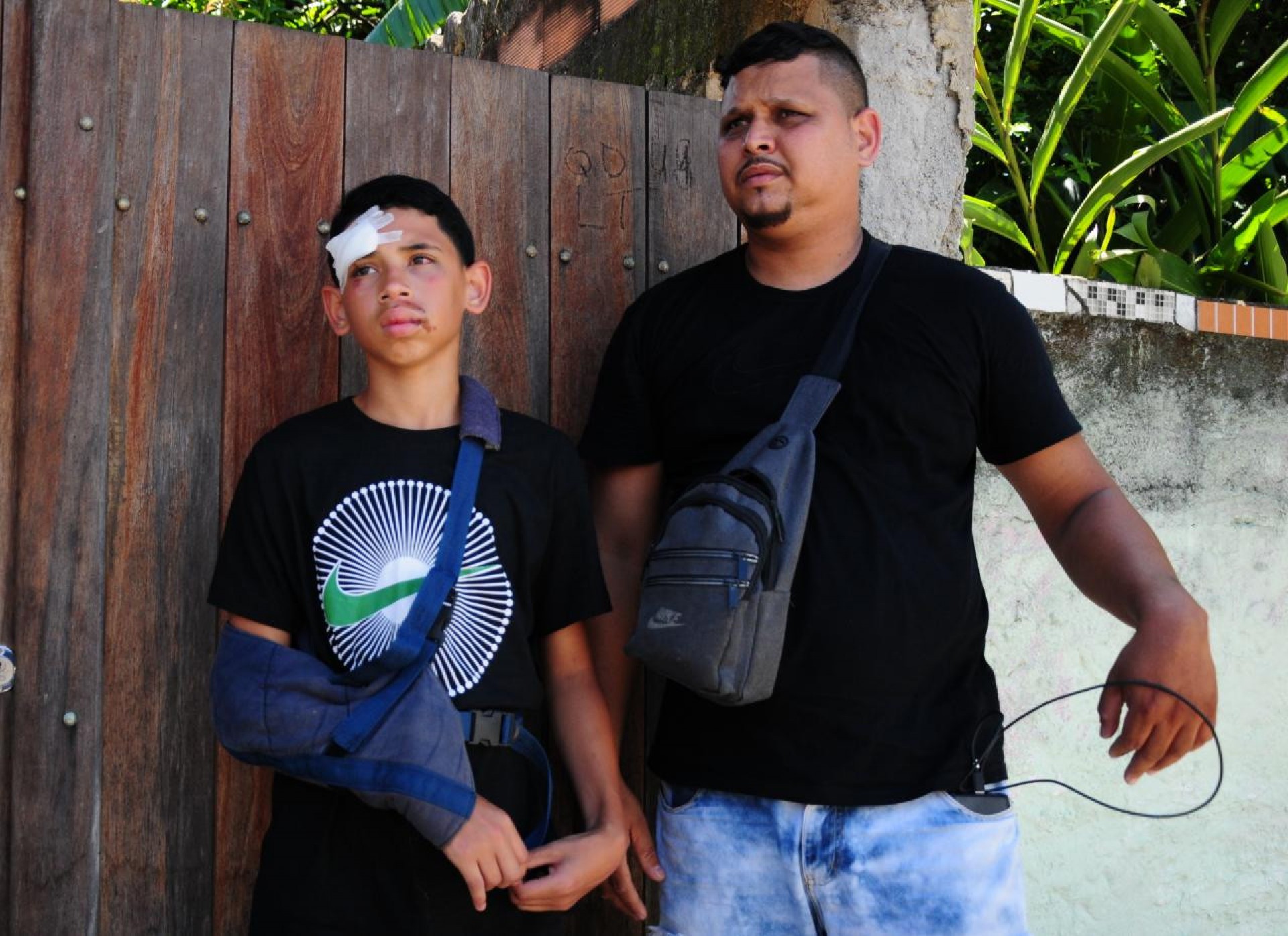 Sobrevivente do acidente, Gustavo Luiz, 13, ao lado do pai, André Luiz, esteve no velório de Diogo Coutinho Marques - Estefan Radovicz/Agência O Dia