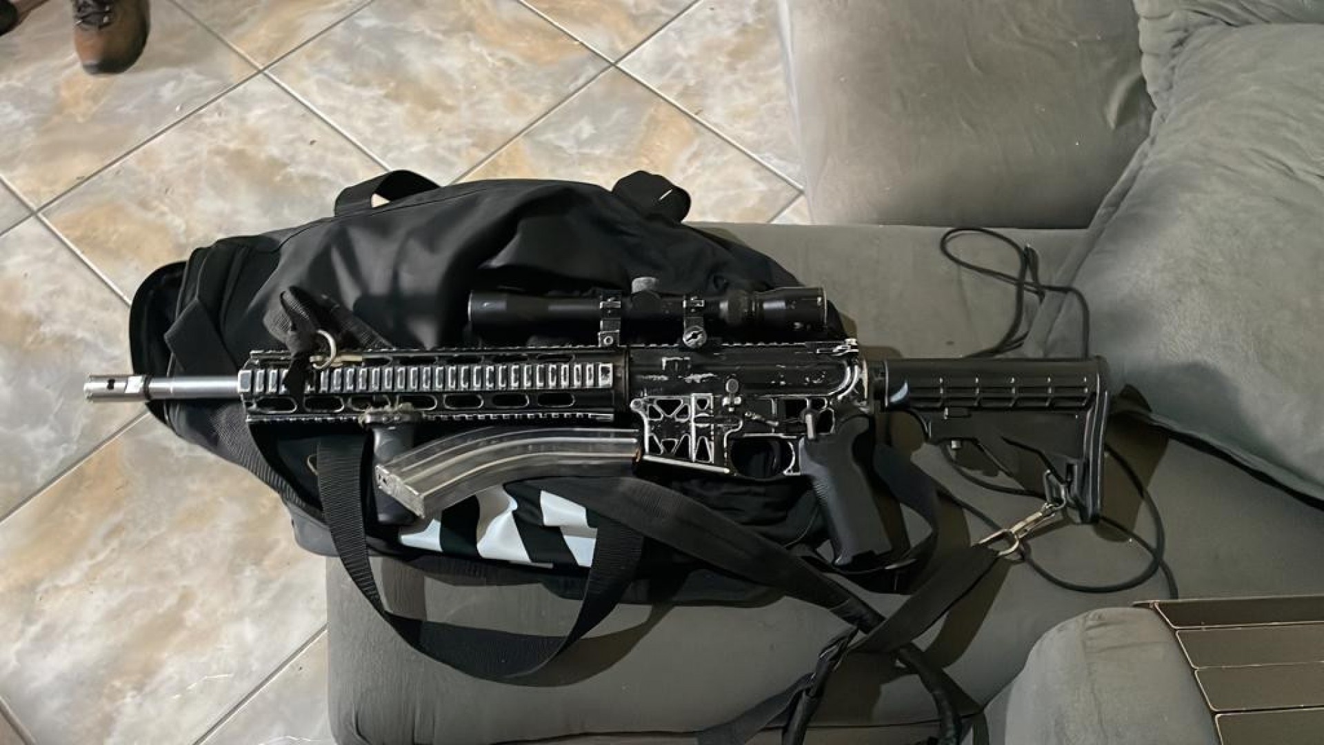 Com o suspeito, foram apreendidos um fuzil 762 com luneta telescópica, 5 carregadores de fuzil, 109 munições de fuzil 762 e roupas táticas - Polícia Civil