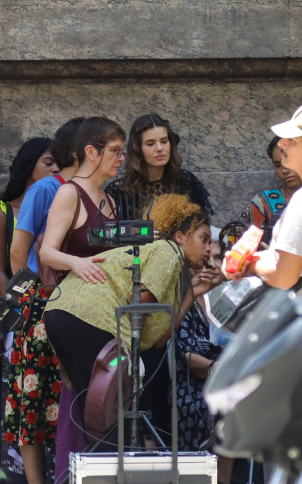 Camila Queiroz grava cenas de novela no Centro do Rio