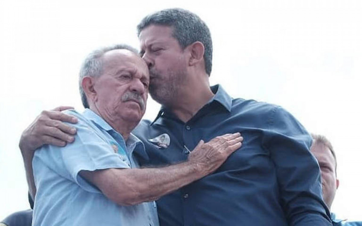 Arthur Lira e o pai ex-senado e ex-deputado, atualmente prefeito de prefeito de Barra de S&atilde;o Miguel, no Alagoas