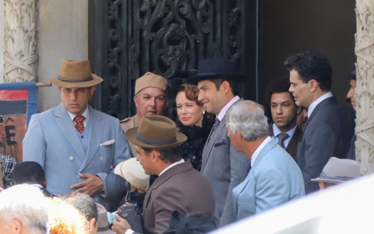 Mariana Ximenes grava cenas de novela no Centro do Rio