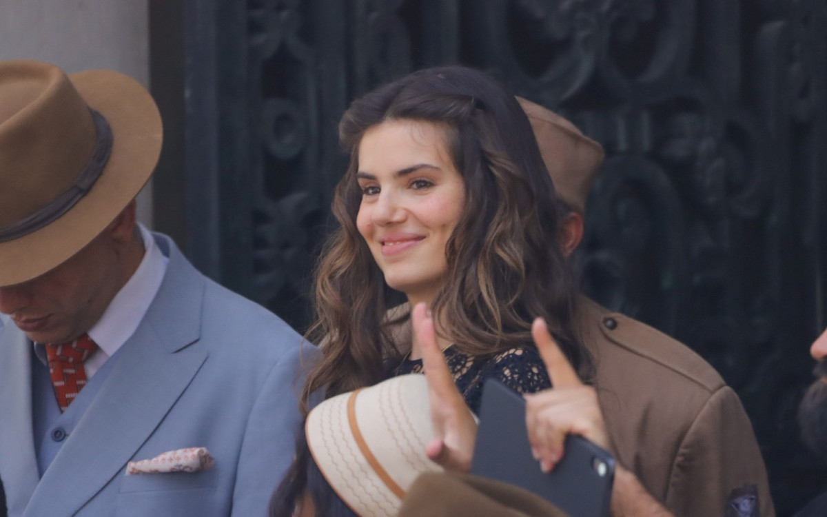 Camila Queiroz grava cenas de novela no Centro do Rio
