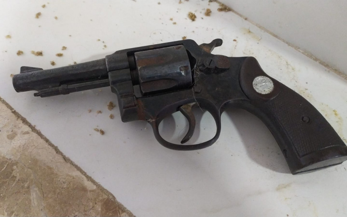Arma apreendida com dentro da casa de João Guilherme