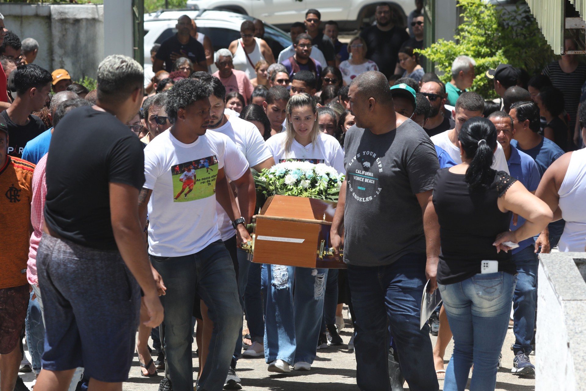 Enterro do menino Thyago Ramos de Oliveira, 15 anos, morto no acidente de ônibus em Minas Gerais com o time de futebol. Enterrado no Cemitério do 15 em Xerém.  - Pedro Ivo