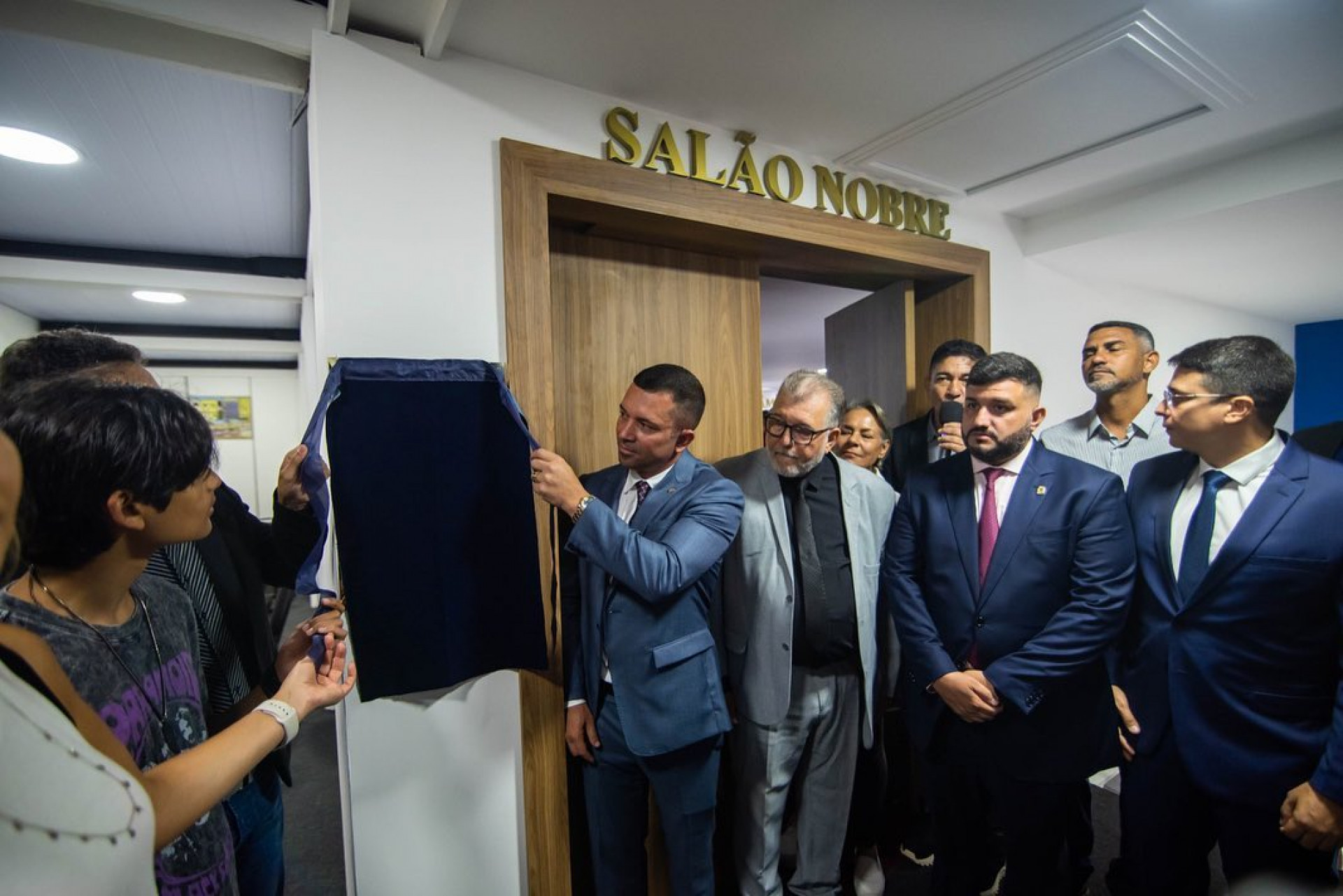 O deputado estadual e ex-presidente da C&acirc;mara, Rafael Nobre, descerra a placa do novo sal&atilde;o nobre junto com o prefeito Abra&atilde;ozinho - Divulga&ccedil;&atilde;o / CMN