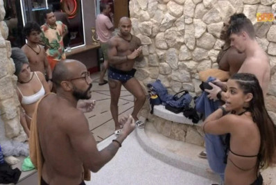 Vídeo: Key Alves e Ricardo discutem feio após brother furar fila do banho