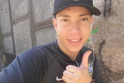Jovem de 22 anos assassinado em praça de Cascadura é sepultado na Zona Norte