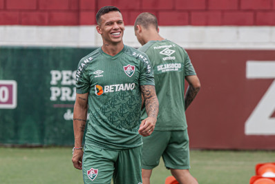 Principal problema em 2022, lateral esquerda começa temporada novamente em crise no Fluminense