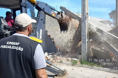 Homem é detido após impedir desobstrução de rua em Cabo Frio