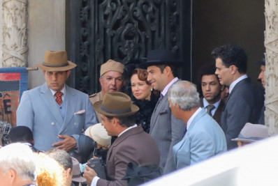 Mariana Ximenes, Carmo Dalla Vecchia e Camila Queiroz gravam cenas de novela no Centro do Rio