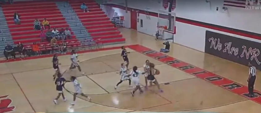 Treinadora de basquete se passa por jogadora de 13 anos em partida infantil 