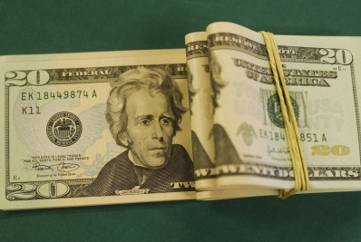 Dólar fecha praticamente estável, a R$ 5,54, mas sobe 2,26% na semana