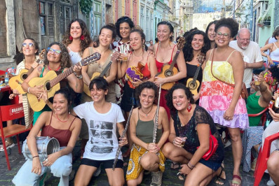 Do cavaco ao pandeiro: projeto criado para mulheres explora o mundo do samba