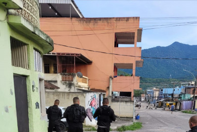PM realiza operação na Vila Kennedy após noite de intenso confronto
