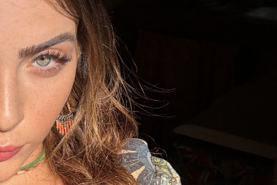 Jade Picon aparece de cabelo comprido para gravar cenas de 'Travessia'