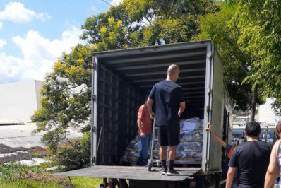 Famílias vítimas de enchente começam a receber em casa produtos enviados pelo governo estadual
