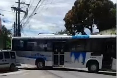 Bandidos usam ônibus de barricada no Jardim Catarina, Sintronac reage