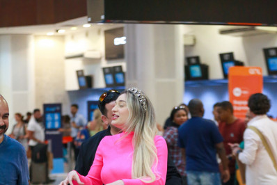 Ex-BBB Marília faz sucesso com fãs no aeroporto